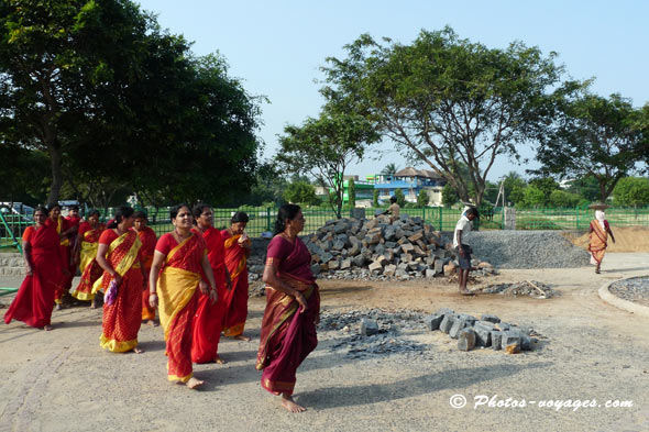 femmes indiennes au sari traditionnel