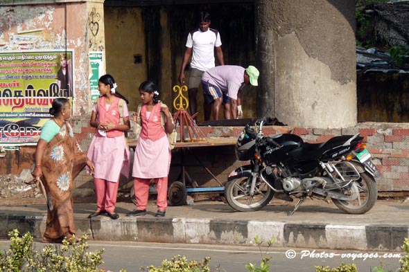 écolières en uniforme rose