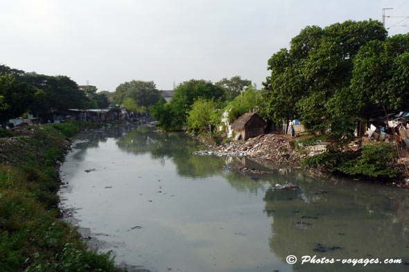 slum de Chennai et tas d'ordure