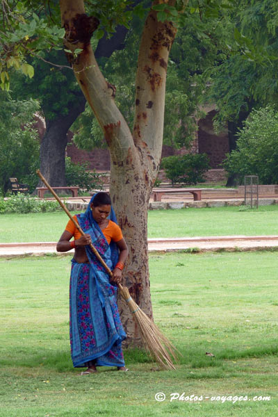 Indienne qui entretient la pelouse de Humayun's tomb à Delhi