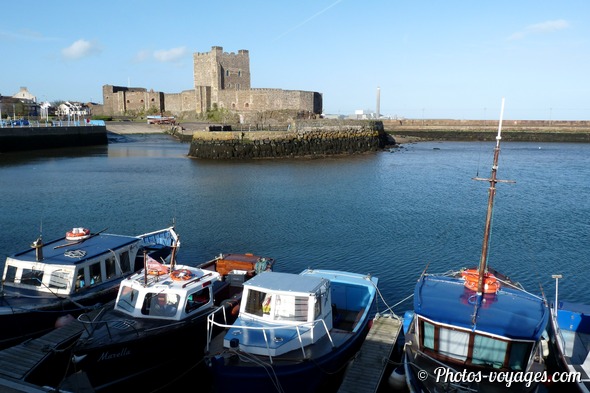 Château de Carrickfergus vu depuis le port avec des bateaux au premier plan