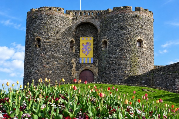 Entrée du château de Carrickfergus avec ses deux tours rondes et son blason