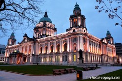 City Hall illuminé au crépuscule à Belfast