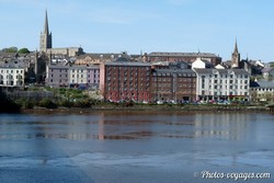Vue de Derry depuis la rivière Foyle avec les clochers et les maisons du centre-ville