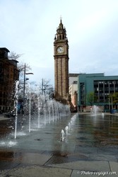 Albert Memorial Clock à Belfast avec les fontaines au premier plan