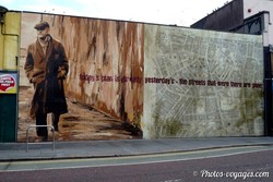 Mural représentant une rue de Belfast et une ancienne carte de la ville