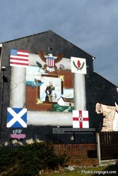 Mural commémoratif à Belfast avec plusieurs drapeaux et symboles