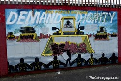 Mural représentant une démolition et dénonçant les expulsions forcées à Belfast
