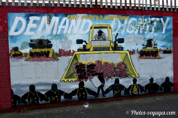 Mural représentant une démolition et dénonçant les expulsions forcées à Belfast