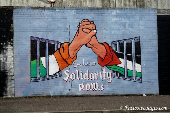Mural sur la solidarité dans un quartier de Belfast
