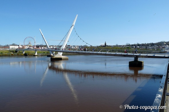 Peace Bridge franchissant la rivière Foyle à Derry avec la ville en arrière-plan