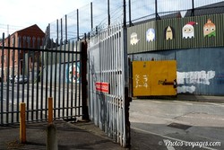 Portail fermant une rue dans un quartier de Belfast