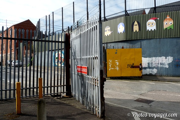 Porte métallique d'une Peace Line séparant deux quartiers de Belfast