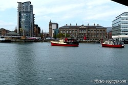 Vue du front de mer et du port de Belfast avec l'Albert Memorial Clock