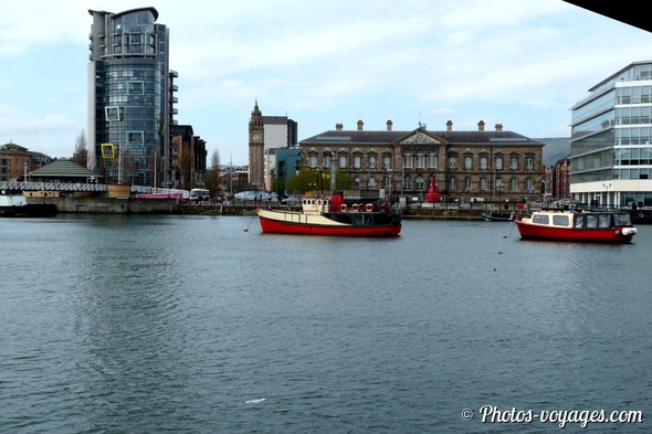 Vue du front de mer et du port de Belfast avec l'Albert Memorial Clock