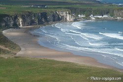 White Park Bay et sa plage de sable bordée de falaises sur la côte d'Antrim