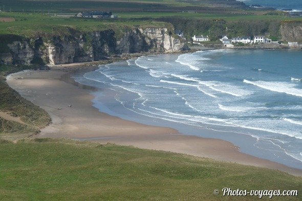 White Park Bay et sa plage de sable bordée de falaises sur la côte d'Antrim