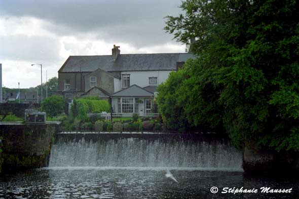 Rivière Corrib à Galway en Irlande