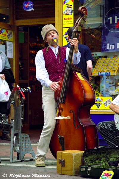 Musicien joueur de contrebasse dans la rue