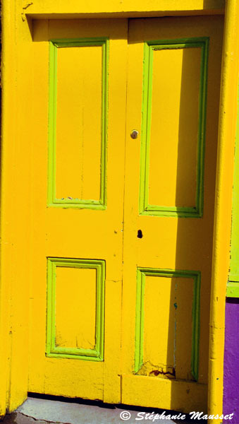 Porte en bois de couleur vive