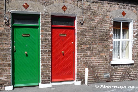 Porte d'entrée rouge et porte verte