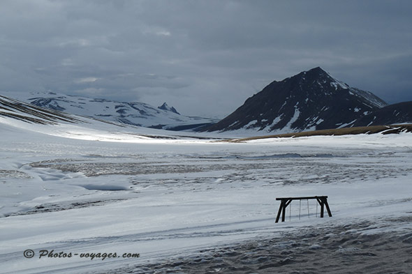 Portique de balançoire sous la neige