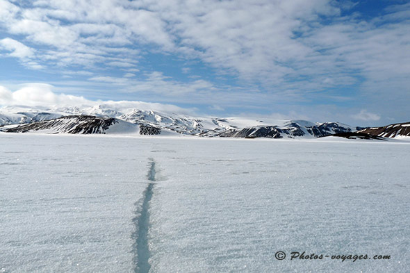 Fissure à la surface d'un lac gelé