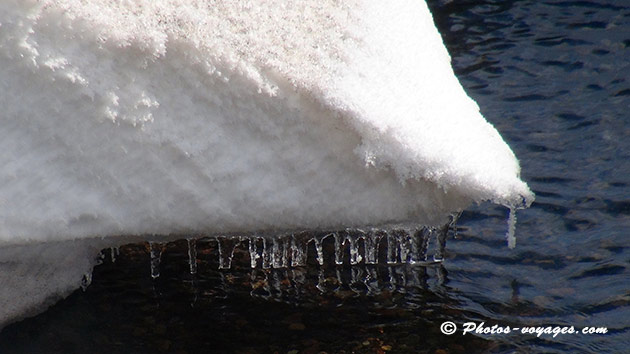 neige, rivière et stalactite