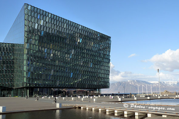 Façade en verre de l'opéra de Reykjavic