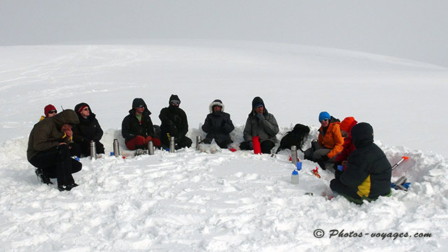 Déjeuner dans la neige en Islande