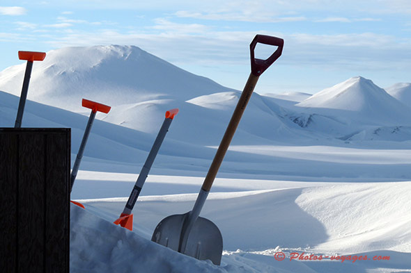 Pelles de rando dans la neige