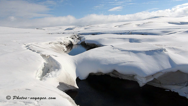 Accumulation de neige formant un pont