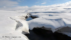 neige forme un pont sur rivière