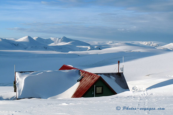 Refuge islandais dont on ne voit que le toit