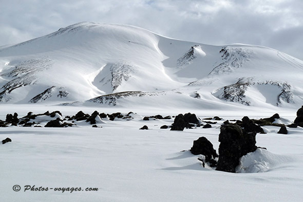 Caldera volcanique sous la neige