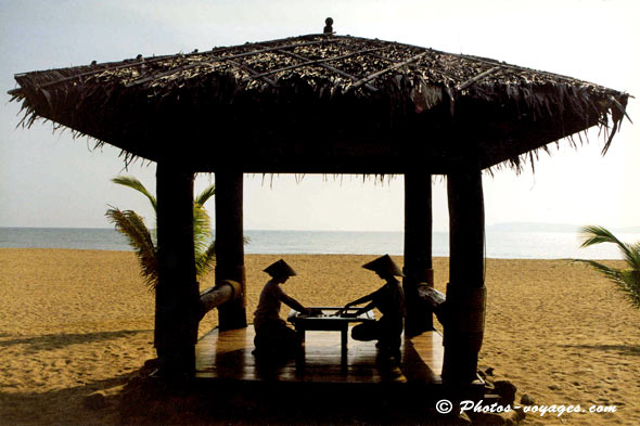 Joueurs en ombre chinoise sur une plage