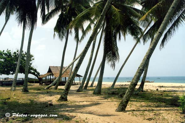 Plage de sable de Malaisie