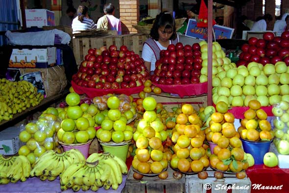 apples, oranges and bananas stall