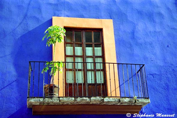 fenêtre et balcon d'une maison de puebla au Mexique