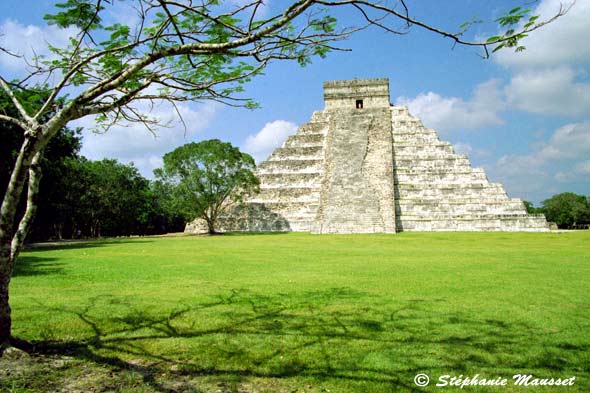 pyramide chichen itza entouré d'herbe verte