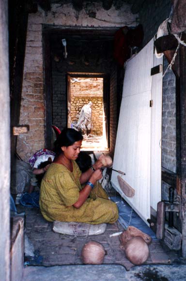 Népalaise de Kathmandou au métier à tisser