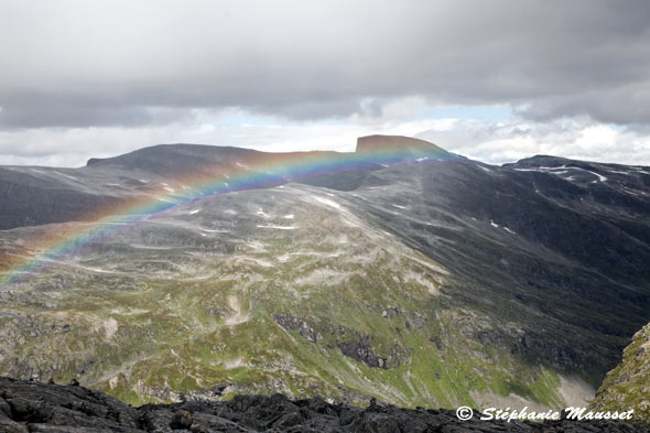 Arc-en-ciel sur montagne norvégienne