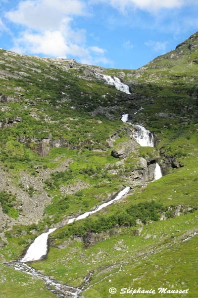 cascade dévalant la montagne