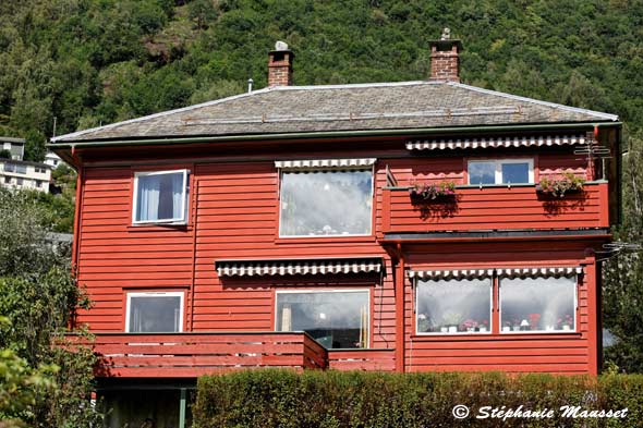 Maison rouge à Voss