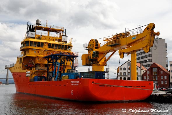 Porte container orange et rouge