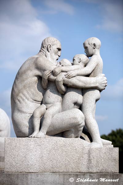 Statue de Vigeland, le père et ses enfants