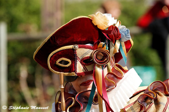 Loup et chapeau au carnaval vénitien de Paris