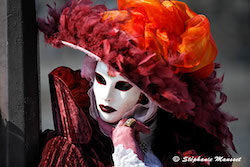 Chapeau rouge masque blanc