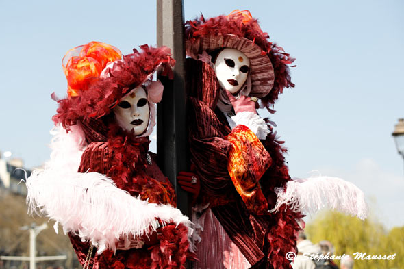 pose photo against venetian carnival lamp post in paris