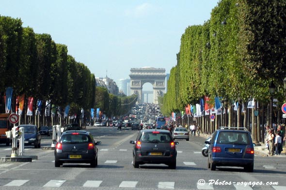 Champs Elysées et arc de triomphe de Paris